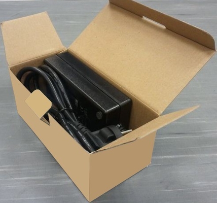Moderne 60W-Autoadapter DC 12V auf AC 220V mit Desktopverbindung 12VDC 5A Stromversorgung