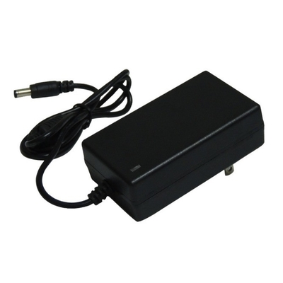 Wirkungsgrad 85% Min Konstante Spannung 12V 2.5A Stromadapter für langlebige Leistung