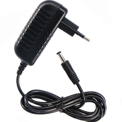 Schwarzer 12V 2A Wandstromadapter von C-Power mit 1,2m Gleichstromkabel