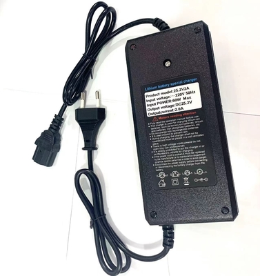 Leistungsstarker und bequemer 25,2V 2A Adapter-Batterielader für C-Power-Lithiumbatterien