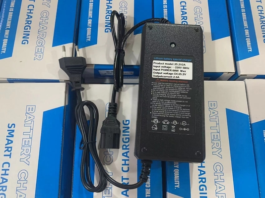 Leistungsstarker und bequemer 25,2V 2A Adapter-Batterielader für C-Power-Lithiumbatterien